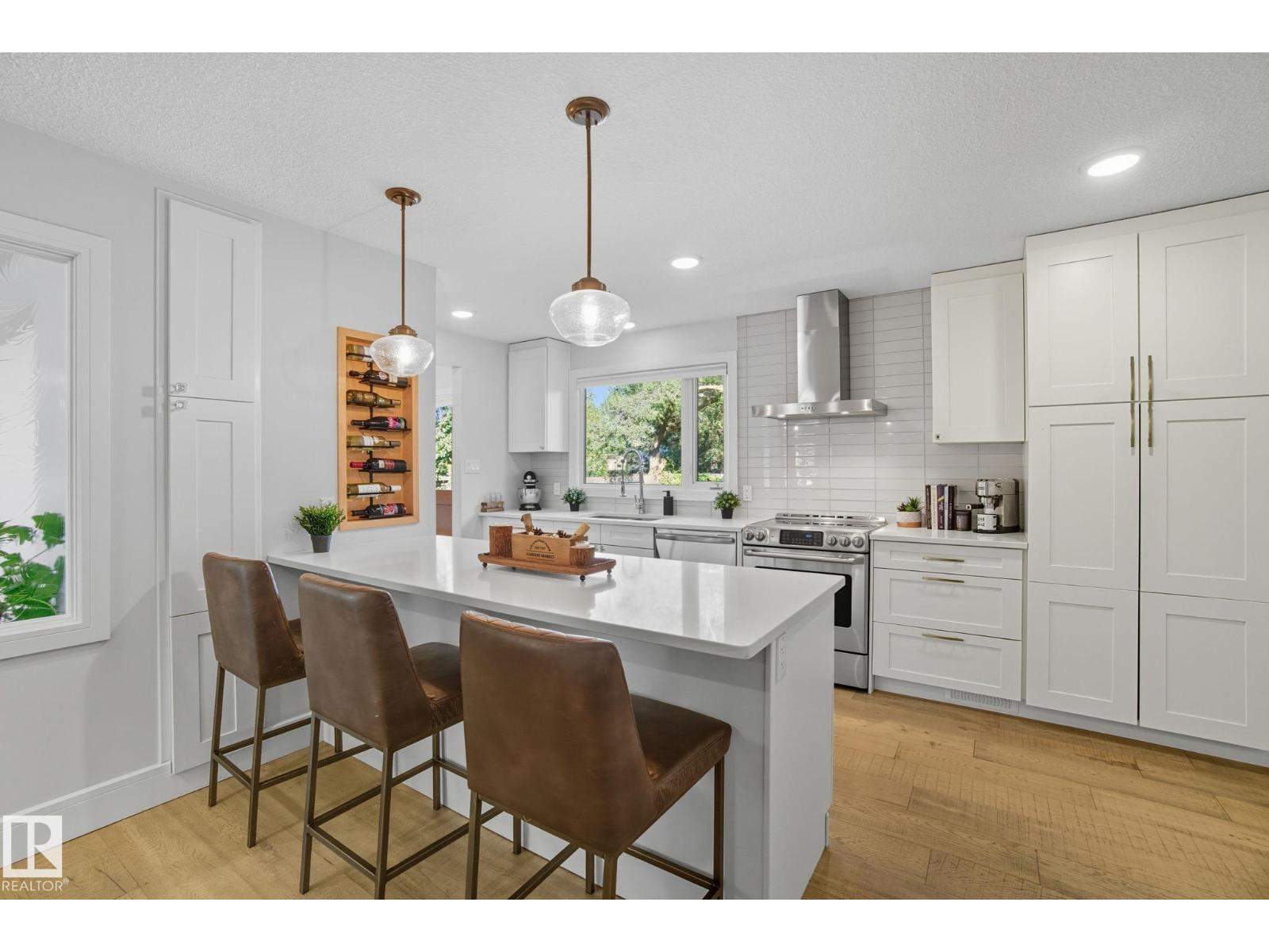 12436 Lansdowne Dr NW, Edmonton, AB T6H 4L5