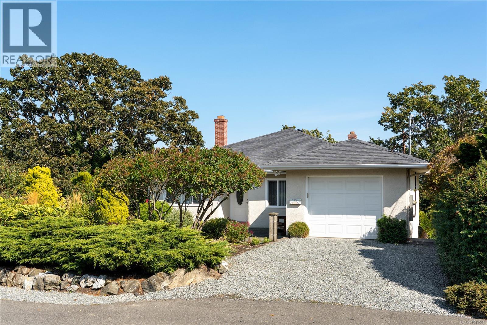 1697 Yale St, Oak Bay, BC V8R 5N5