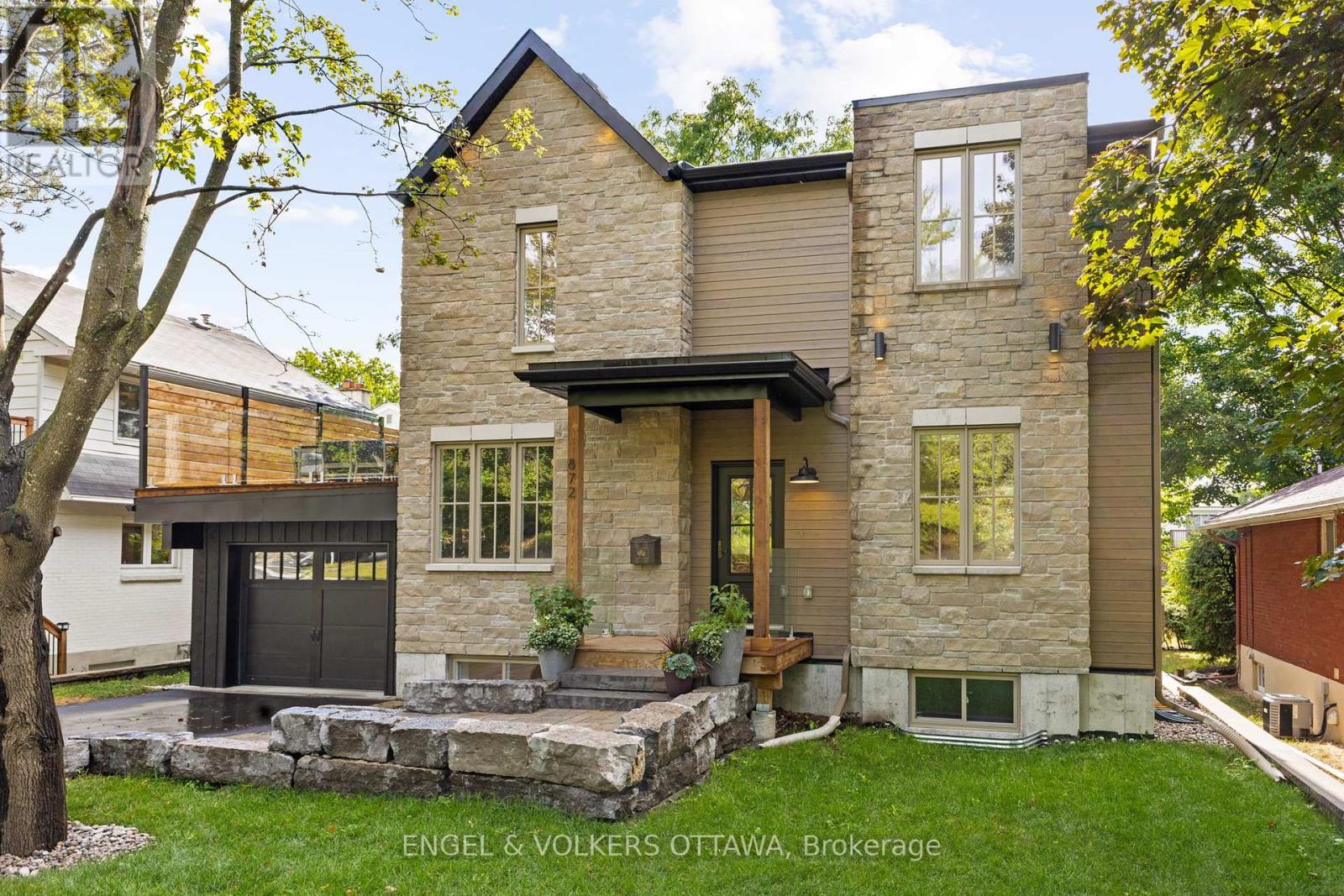 872 Iroquois Rd, Ottawa, ON K2A 3N2