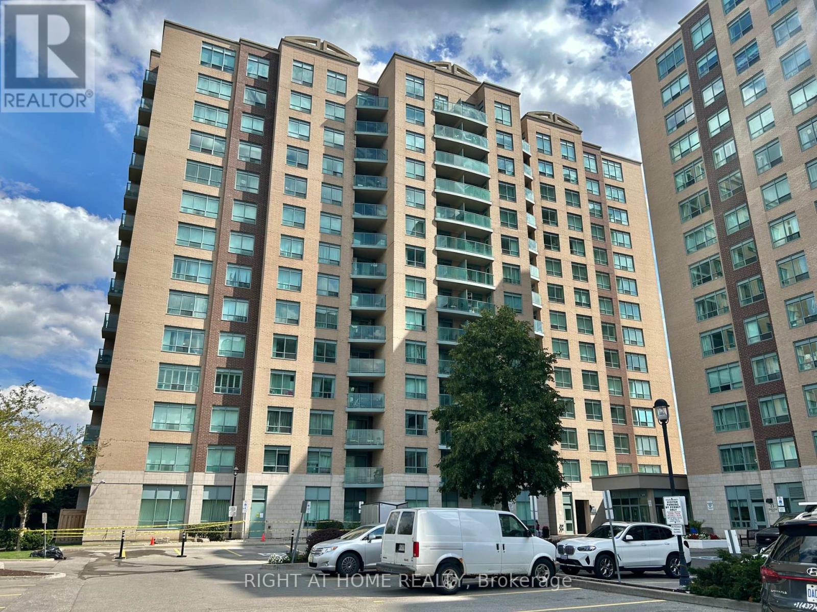 310 11 Oneida Cres, Richmond Hill, ON L4B 0A1