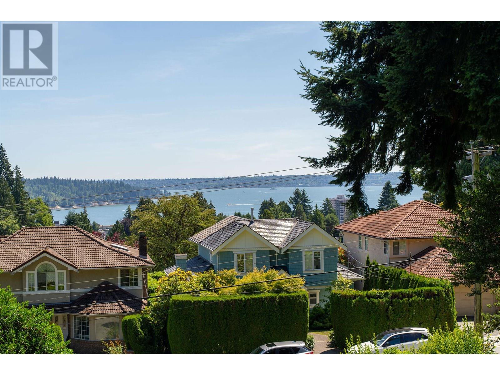 1371 Mathers Ave, West Vancouver, BC V7T 2G5
