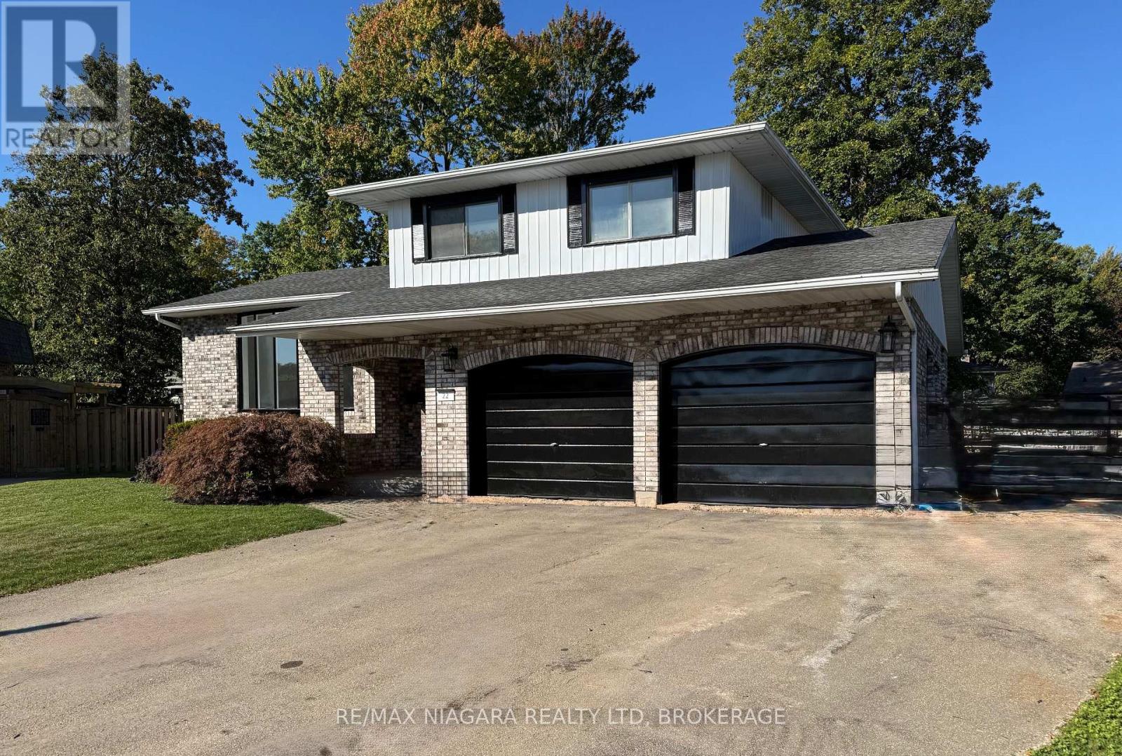 22 Little John Ct, Welland, ON L3C 5X2