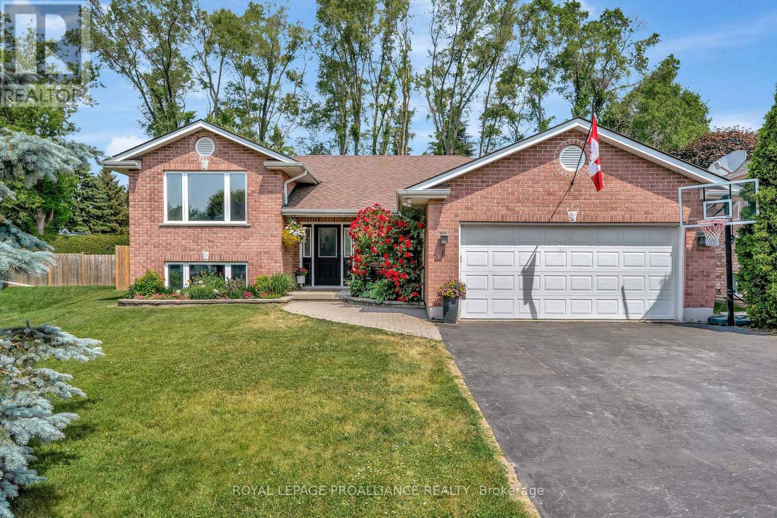 8 Henderson Ln, Brighton, ON K0K 1H0
