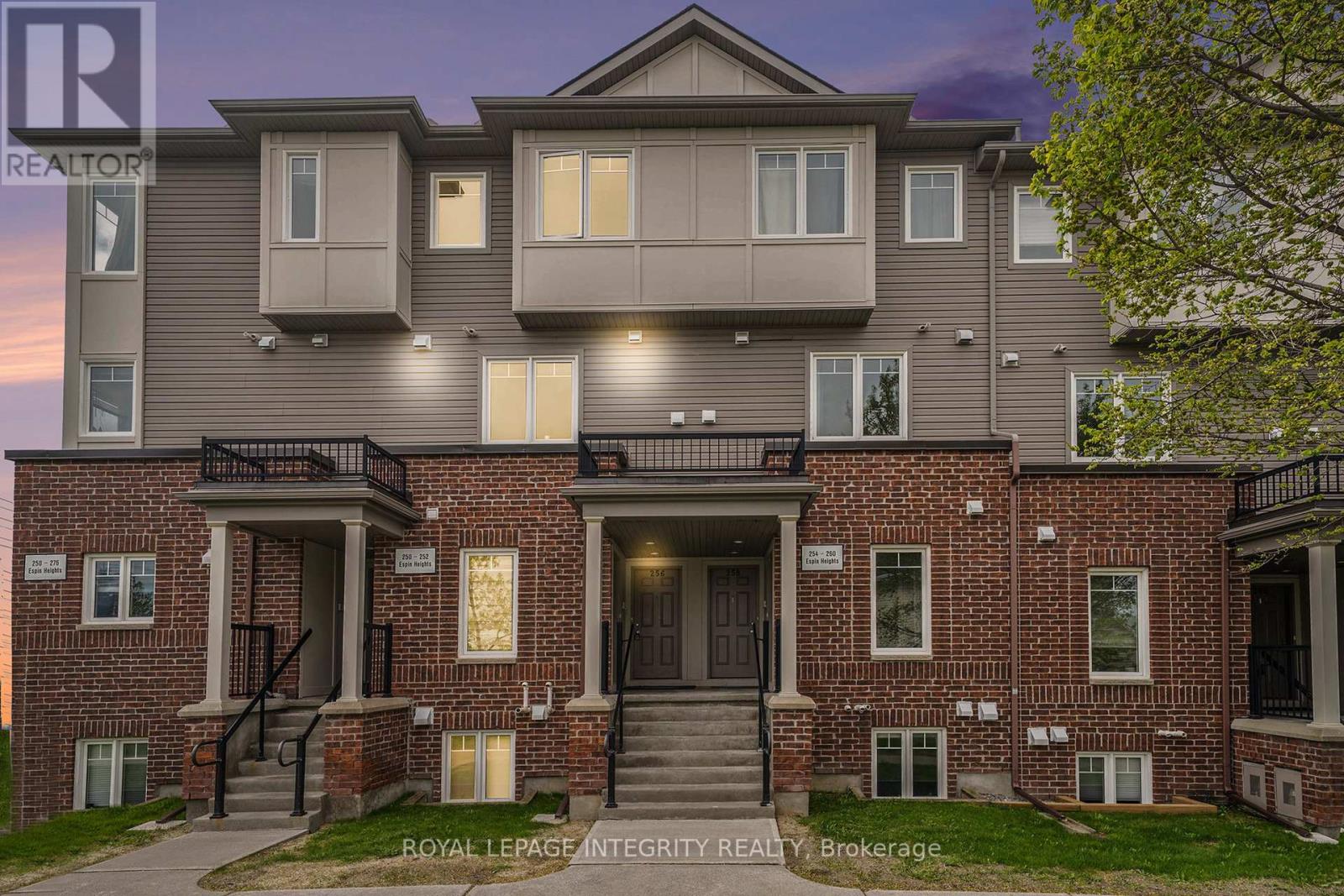 256 Espin Hts, Ottawa, ON K2J 0Y7