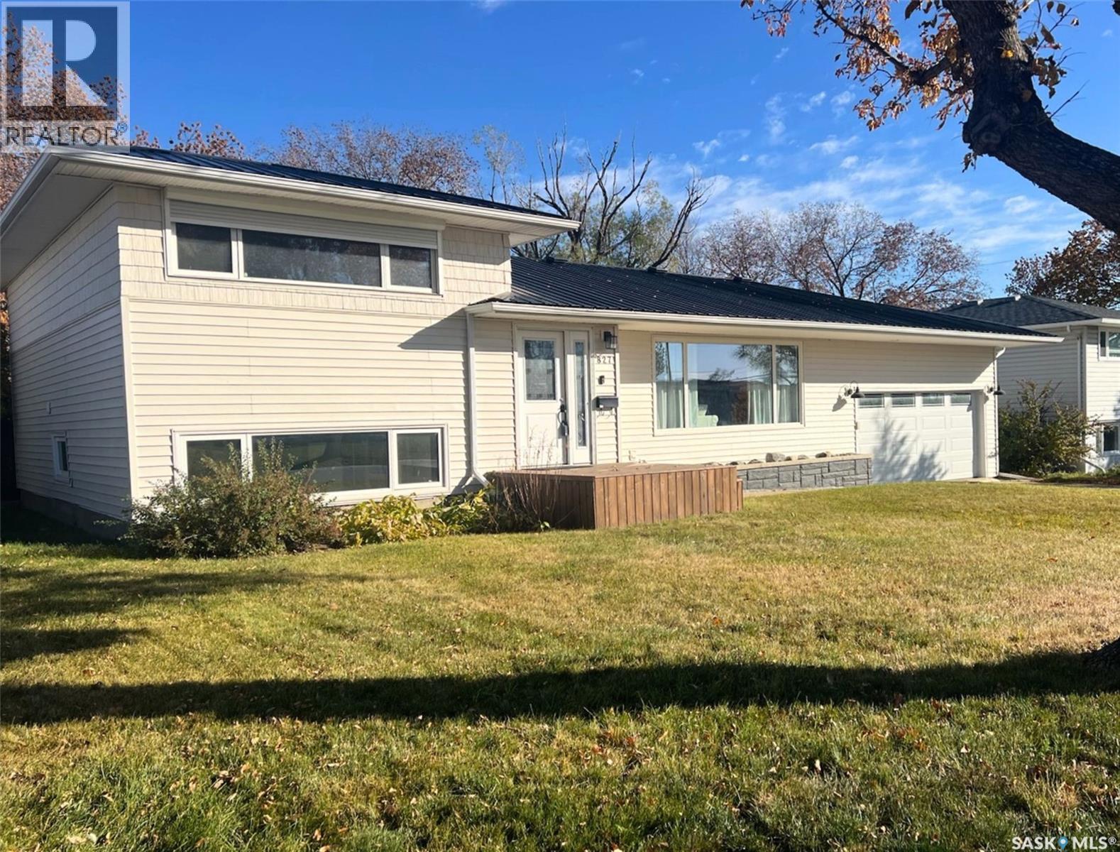 827 10 Avenue Northeast, Swift Current, SK S9H 2T6