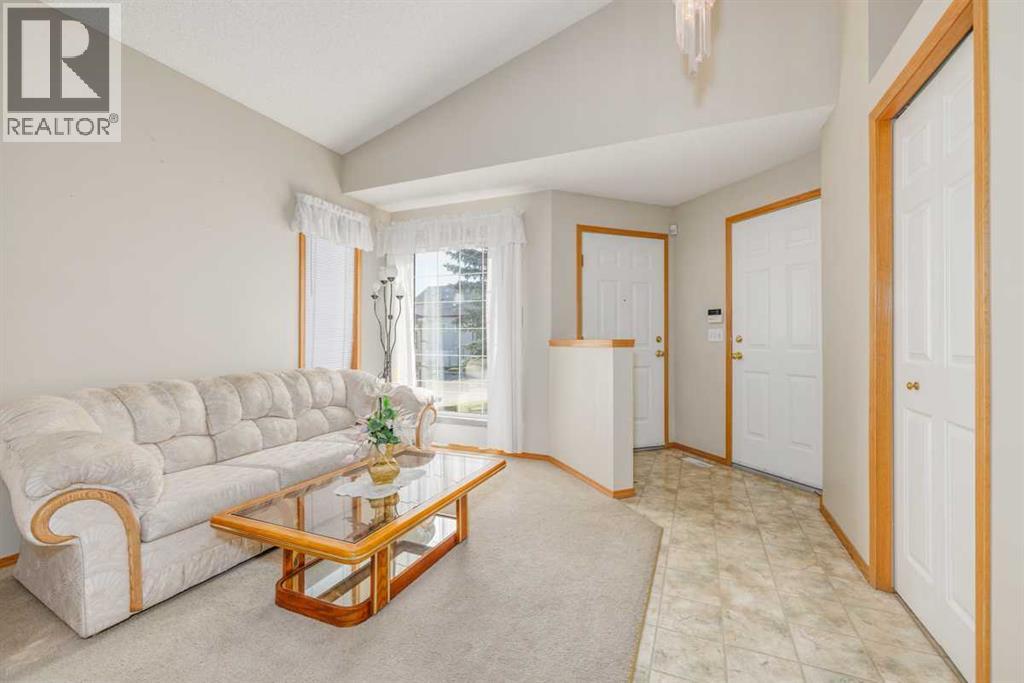 19 Erin Grv SE, Calgary, AB T2B 3L1