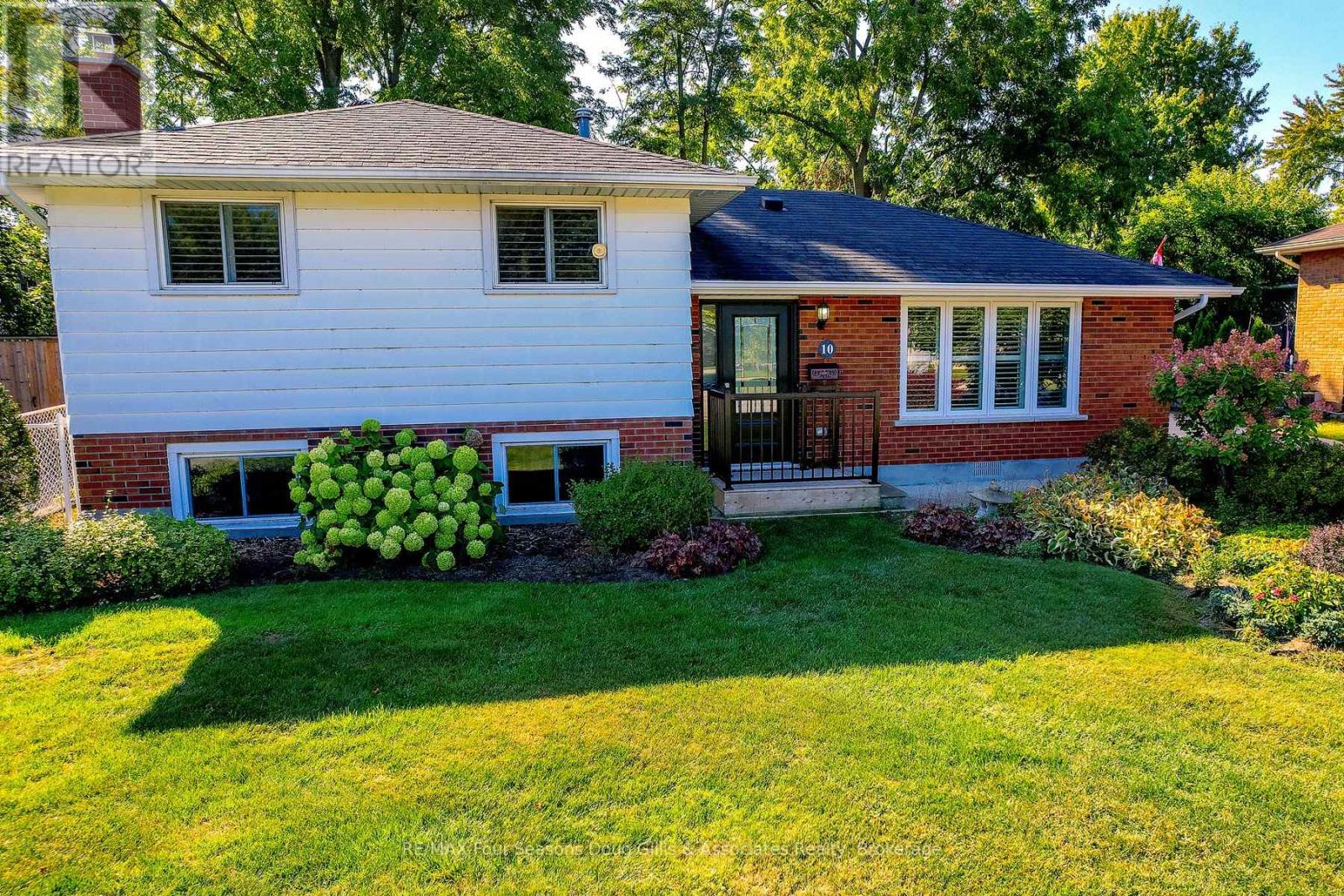 10 Lockhart Rd, Collingwood, ON L9Y 4B5