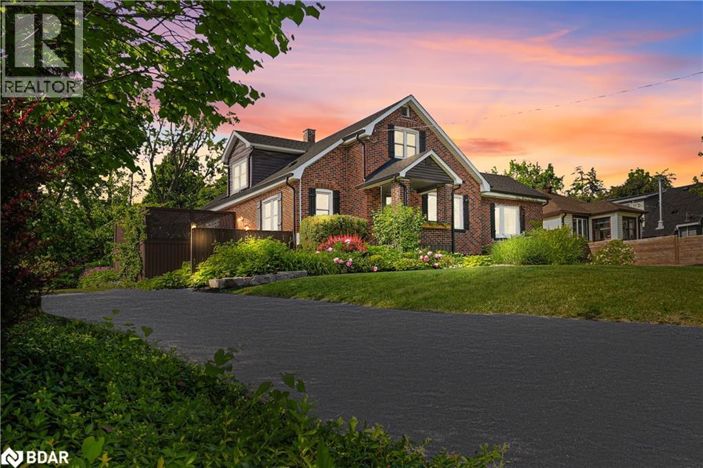 36 Dalton St, Barrie, ON L4N 1M3