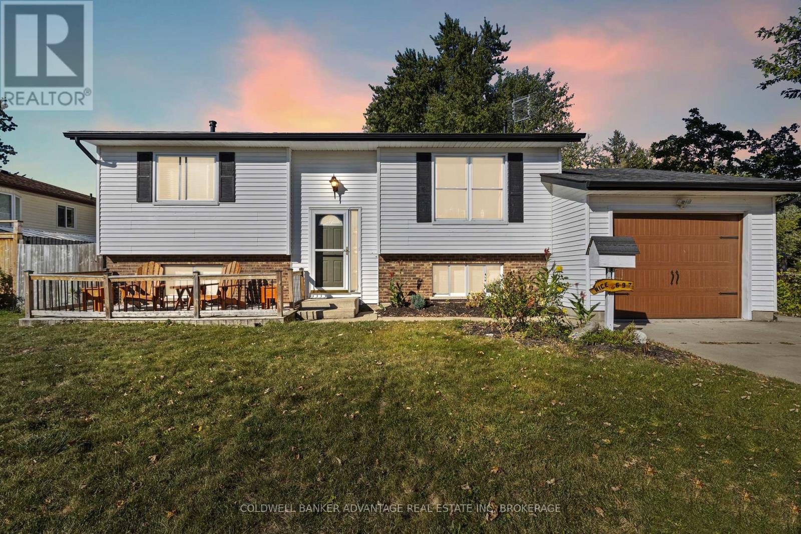 697 Ferndale Ave, Fort Erie, ON L2A 5C7