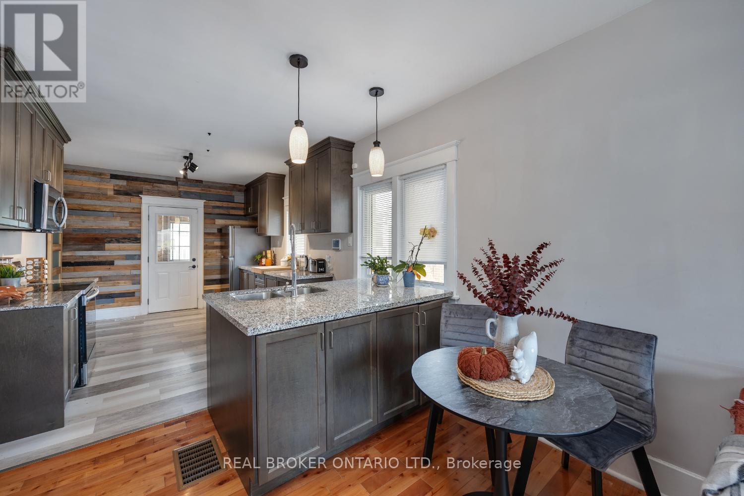 176 Lansdowne St W Ward 3 St, Peterborough, ON K9J 1Y7