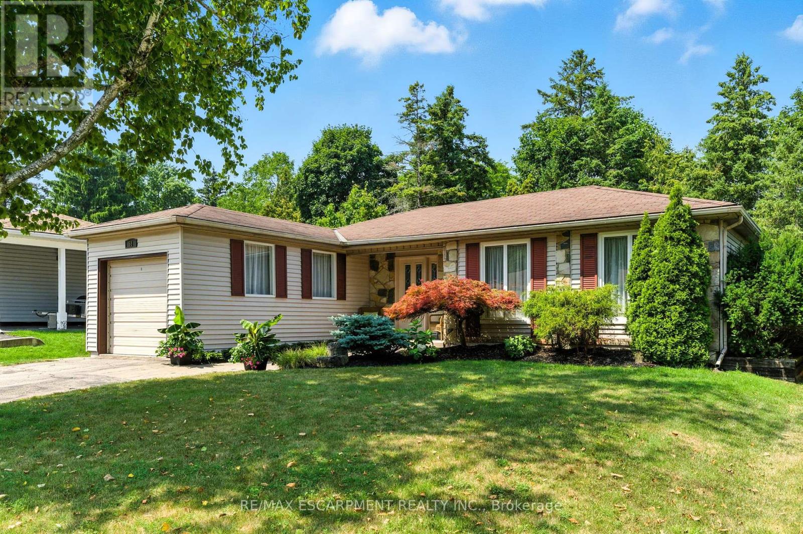 51 Pleasant Ave, Hamilton, ON L9H 3T2