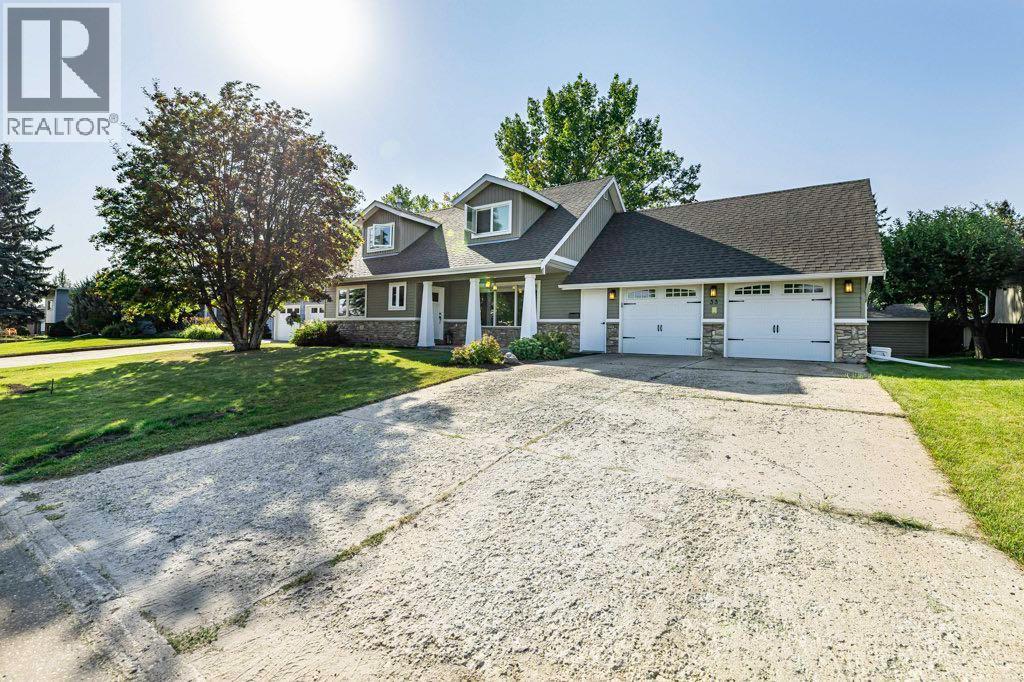 33 Fairway Dr, Lacombe, AB T4L 1R4