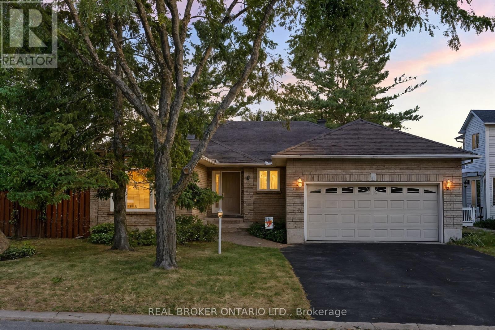 6 Candow Cres, Ottawa, ON K2S 1K7