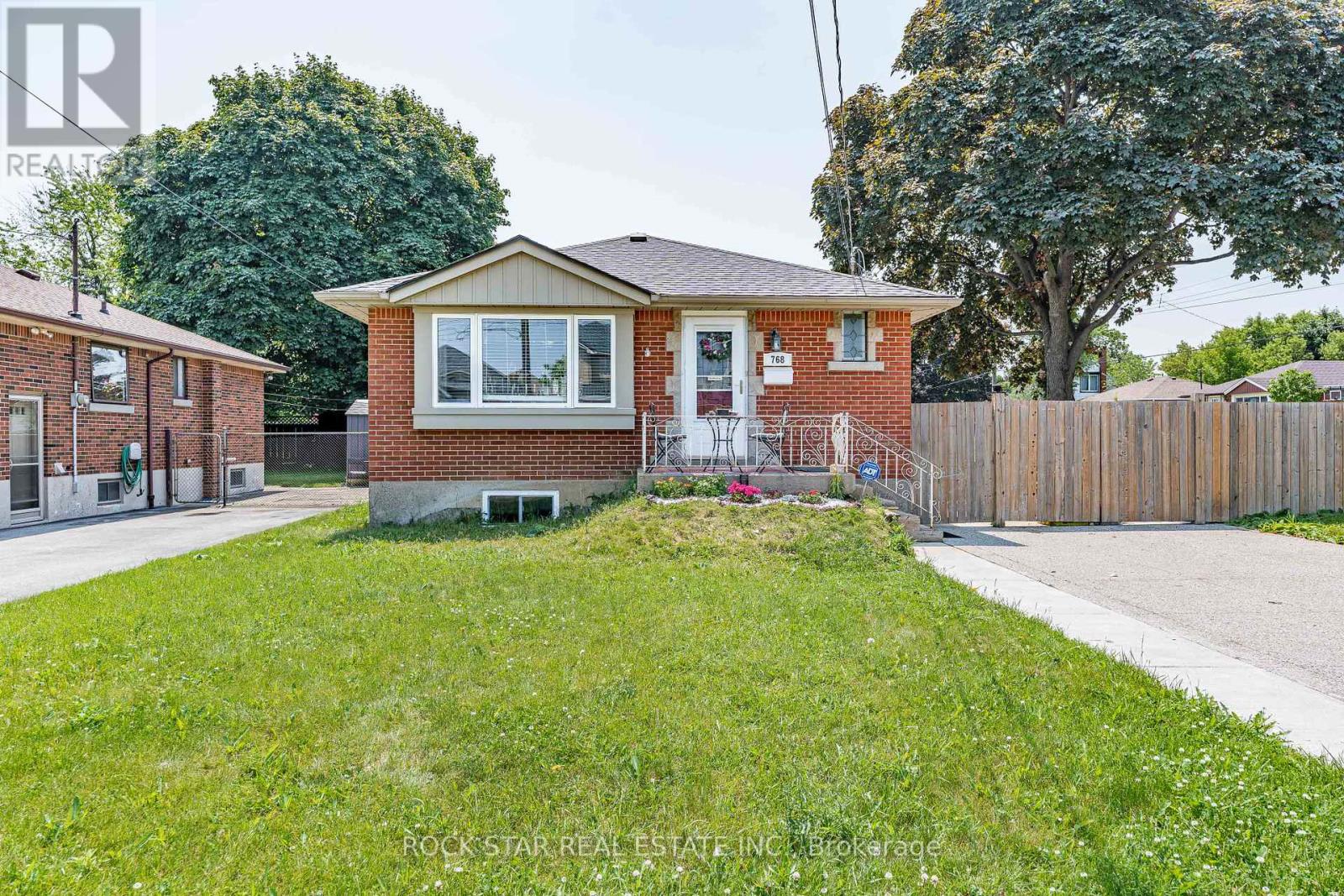 768 Tenth Ave, Hamilton, ON L8T 3K7