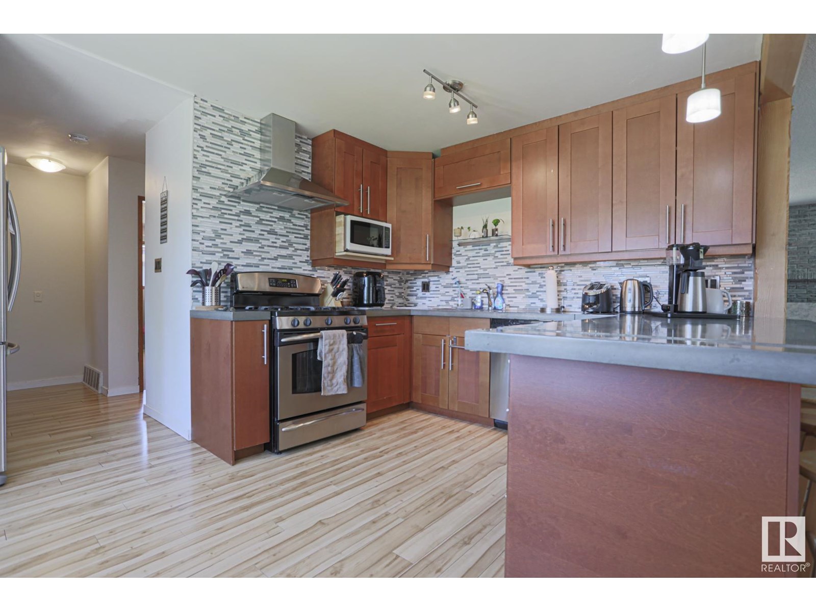 105 St Nw Unit 3520 #b, Edmonton, AB T6J 2L1