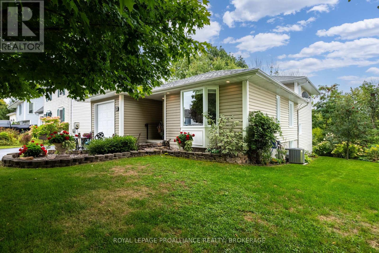 605 Arthur St, Gananoque, ON K7G 3C5