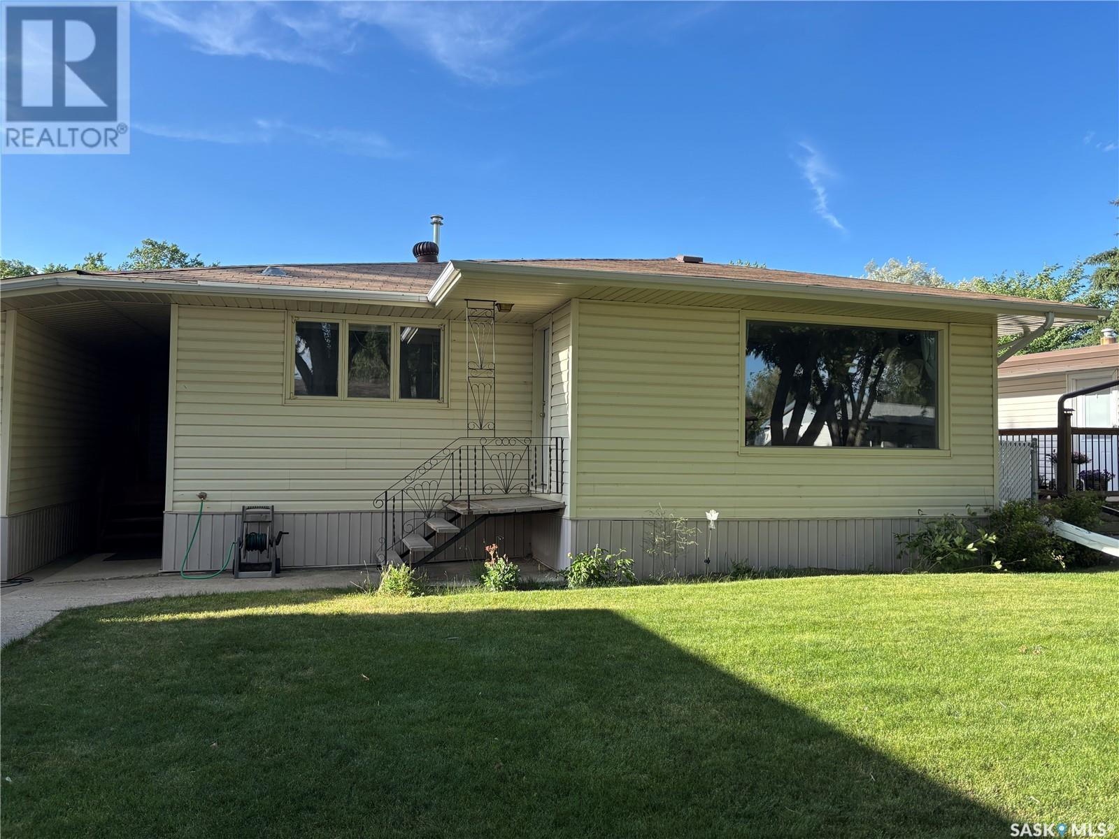 104 Claustre Ave, Maple Creek, SK S0N 1N0