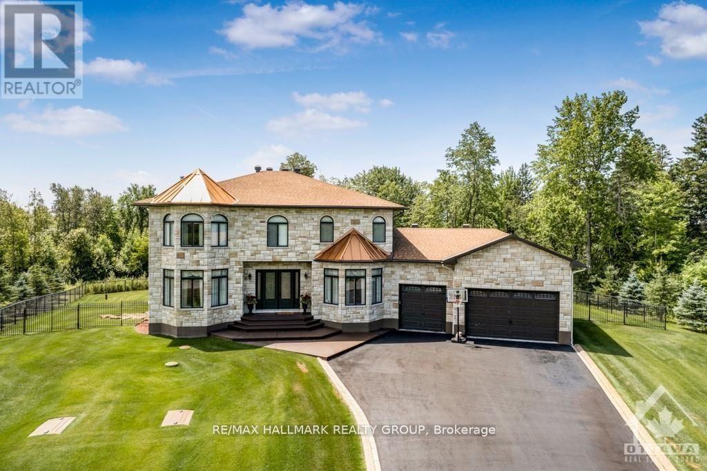 699 Ballycastle Cres, Ottawa, ON K1X 0A4