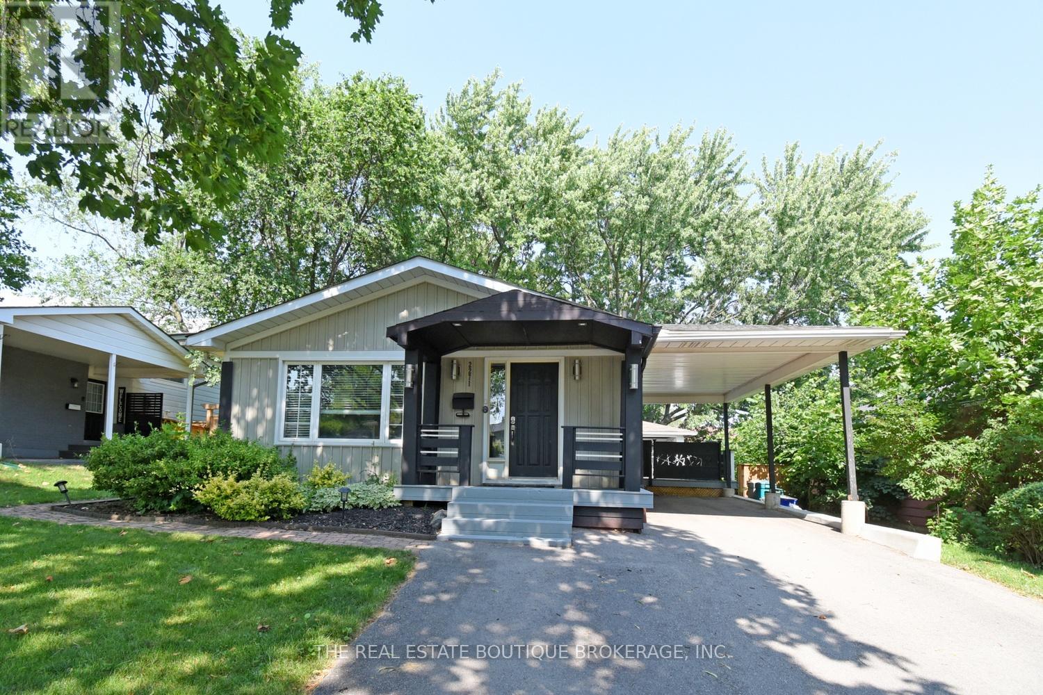 2271 Sheffield Dr, Burlington, ON L7P 2X4