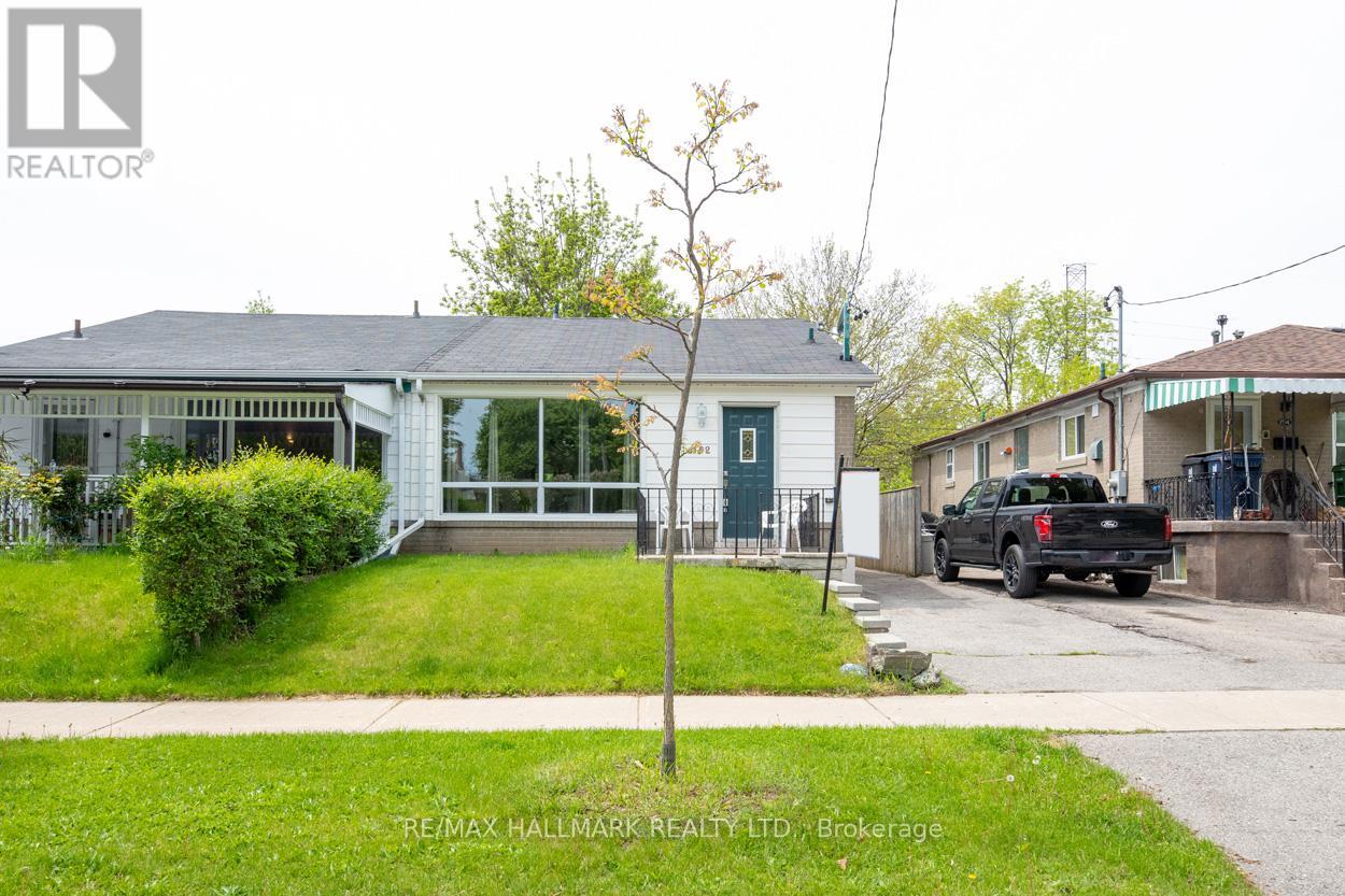 152 Santamonica Blvd, Toronto, ON M1L 4H6