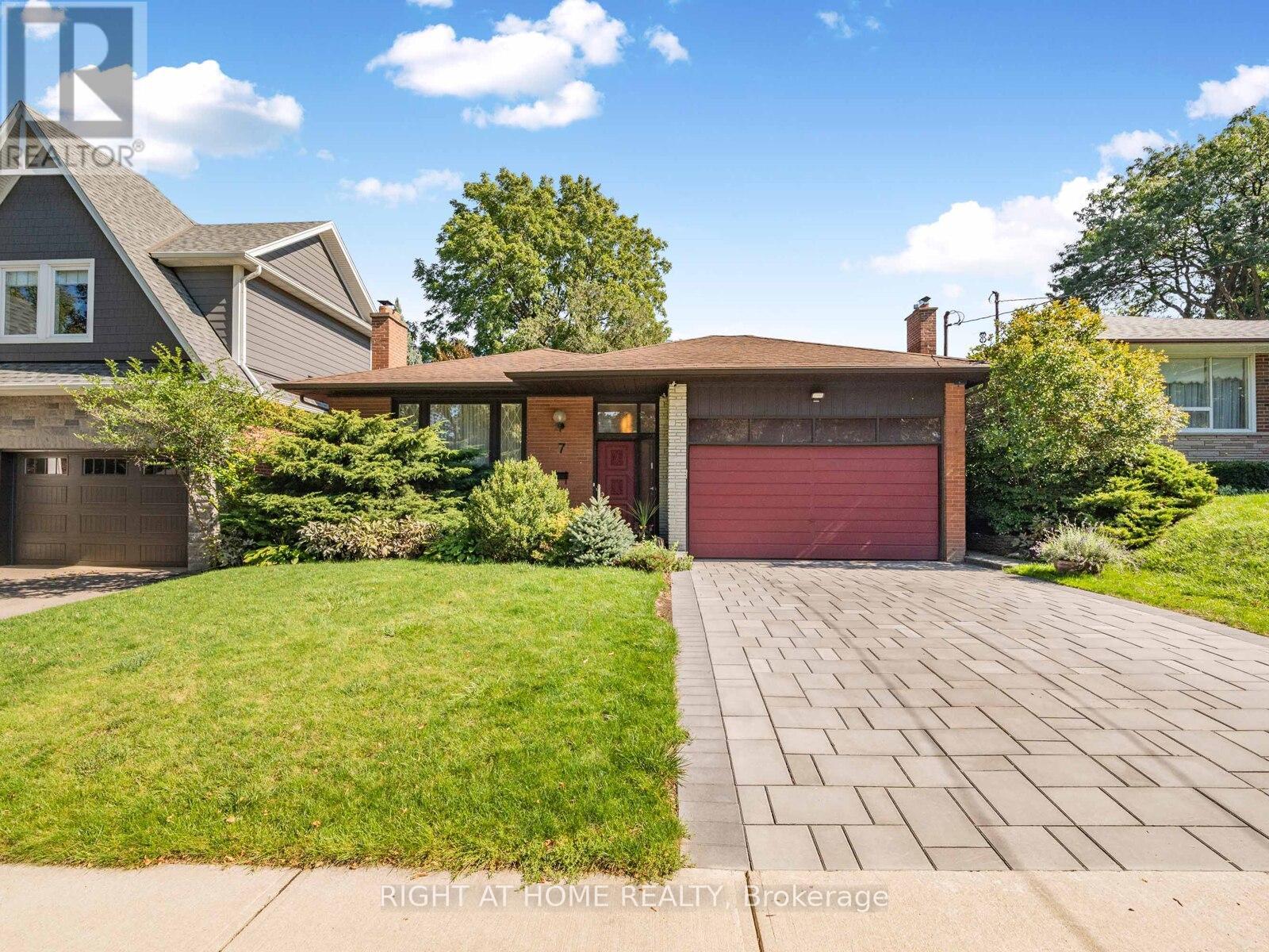 7 Bloorlea Cres, Toronto, ON M9B 1P2
