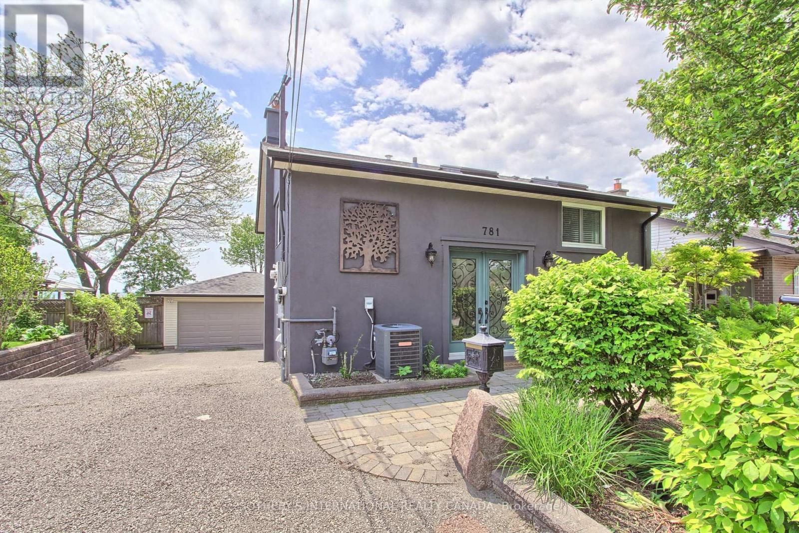 781 Stone St, Oshawa, ON L1J 1A4