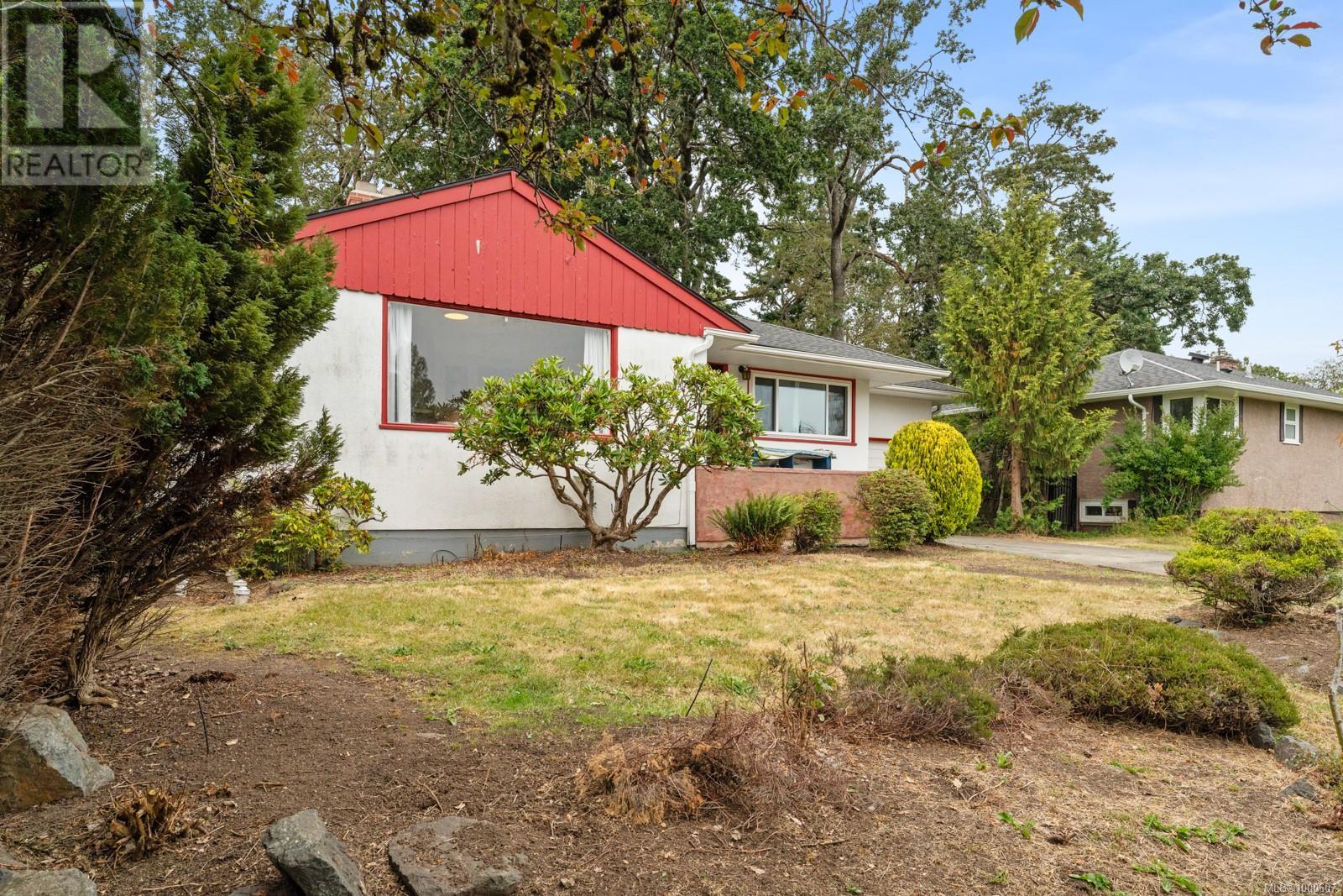 3352 Henderson Rd, Oak Bay, BC V8P 5A7