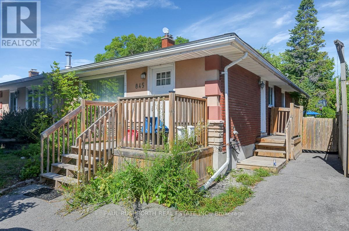 845 Trojan Ave, Ottawa, ON K1K 2P8