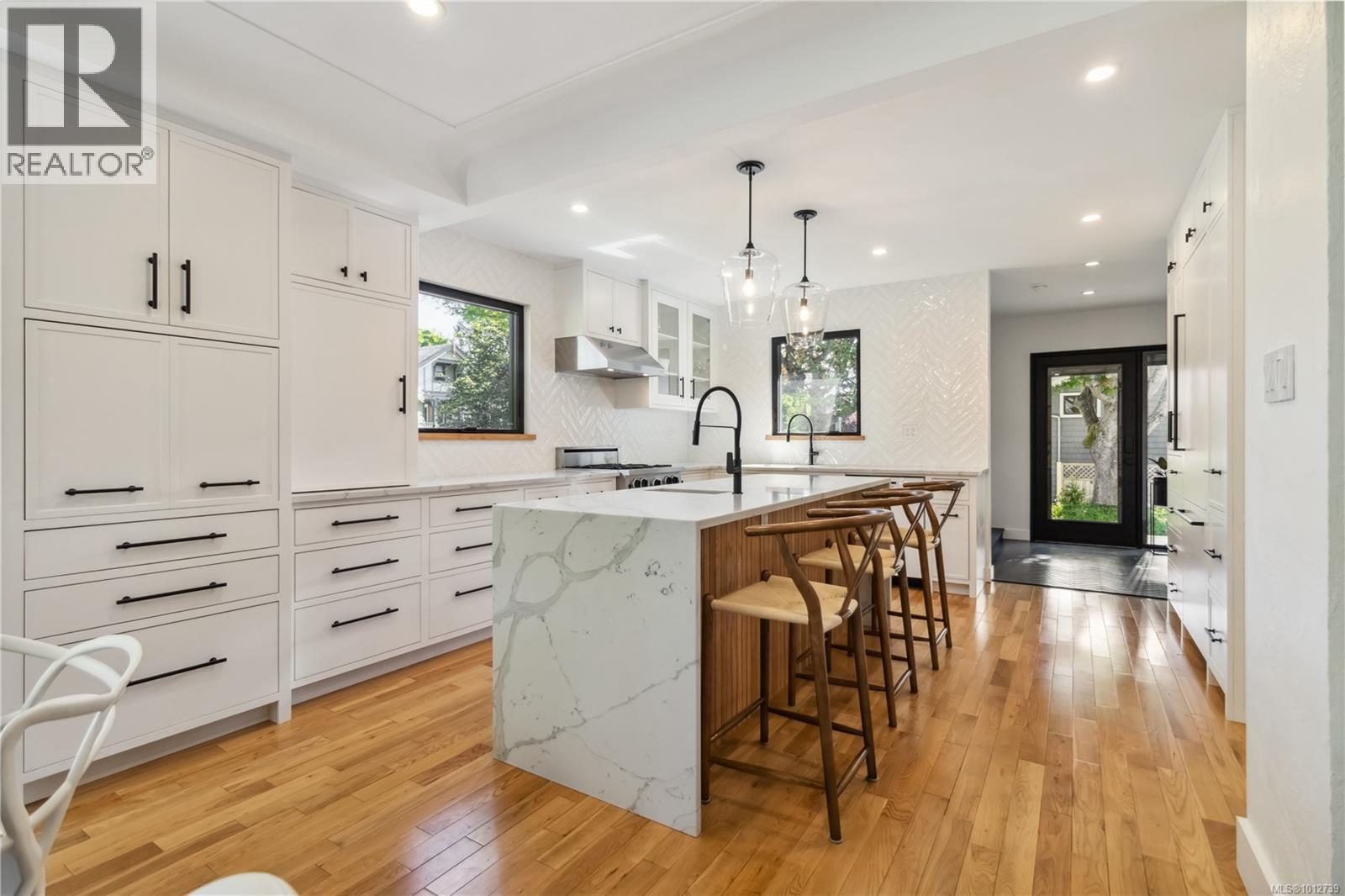 325 Linden Ave, Victoria, BC V8V 4E8