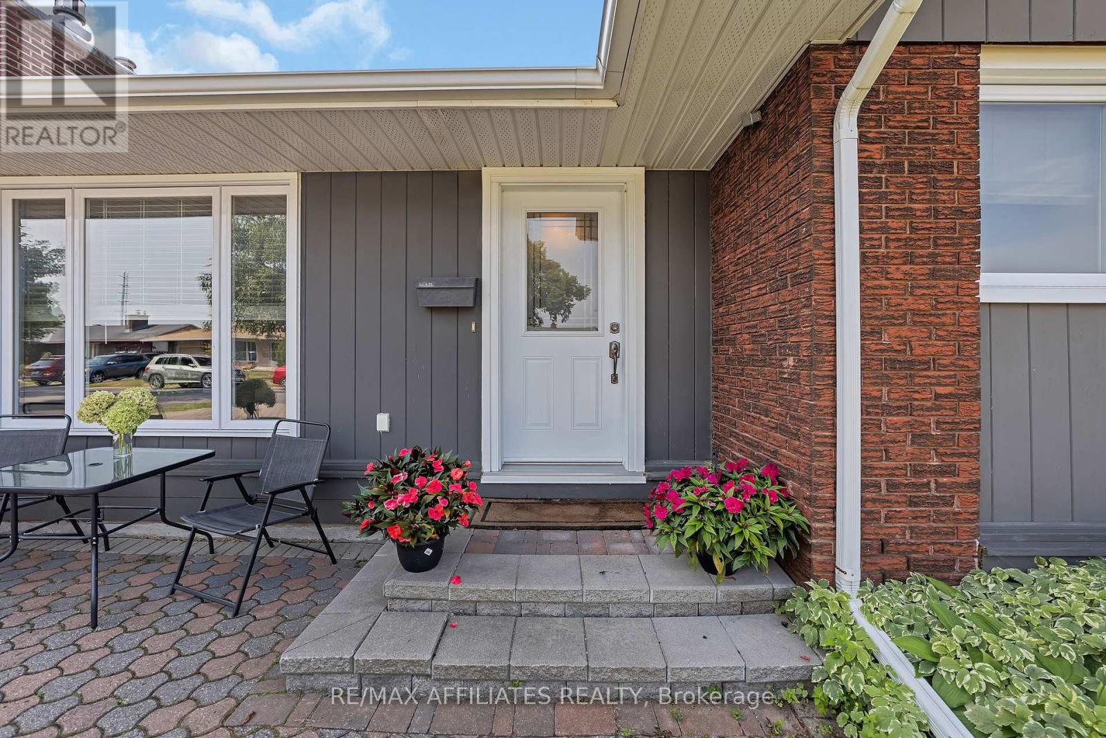 11 Tripp Cres, Ottawa, ON K2J 1C5
