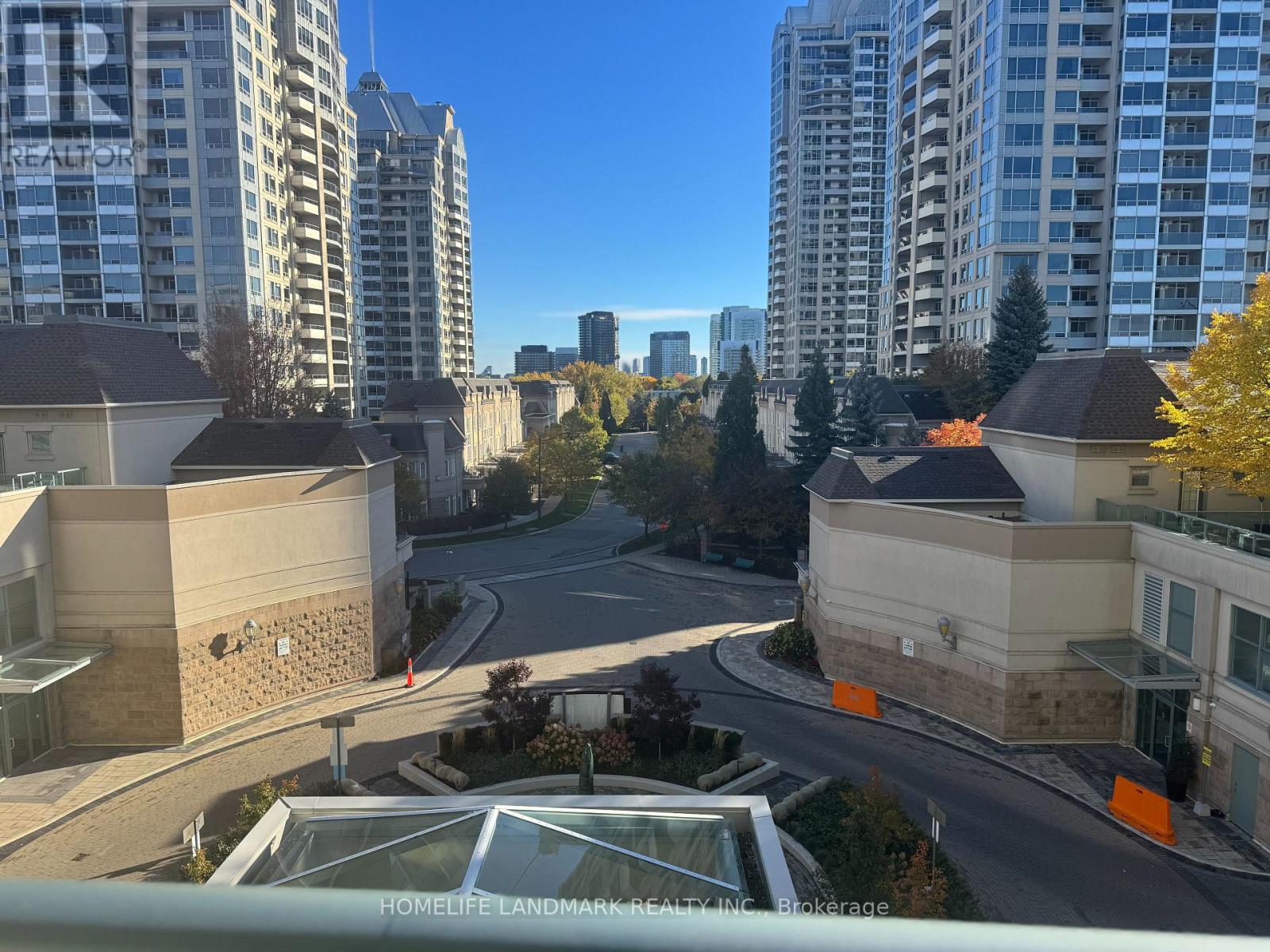 17 Barberry Pl #405 Pl, Toronto, ON M2K 3E2