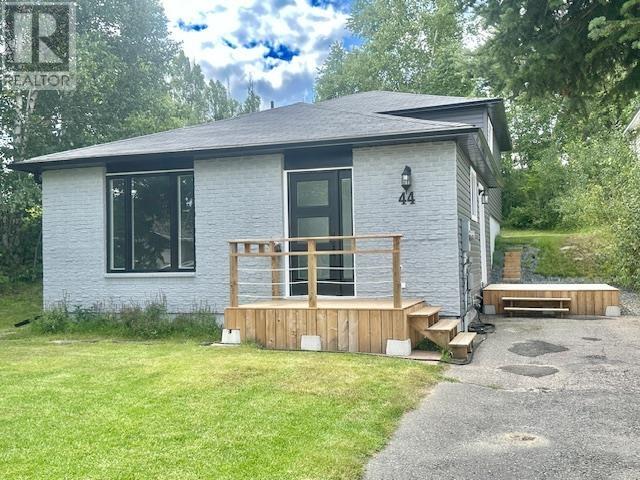 44 Farrell Cres, Elliot Lake, ON P5A 3N3
