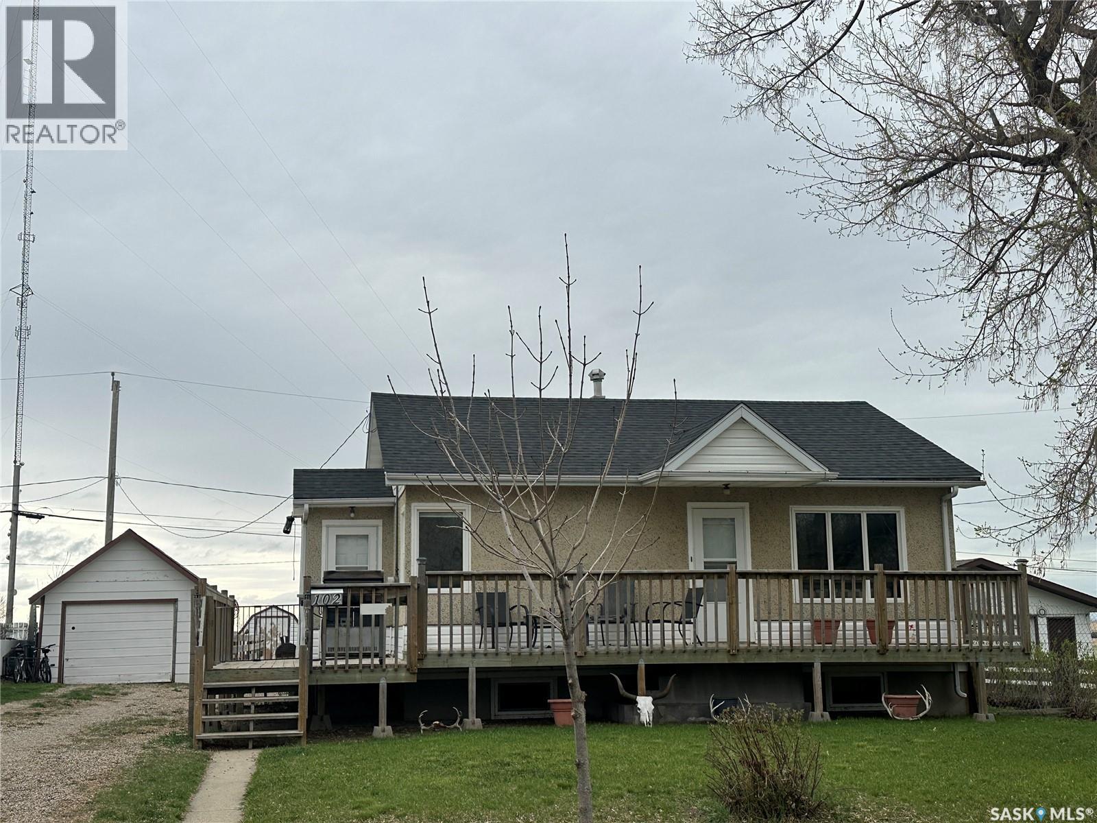102 9 Avenue Southeast, Weyburn, SK S4H 1Z7