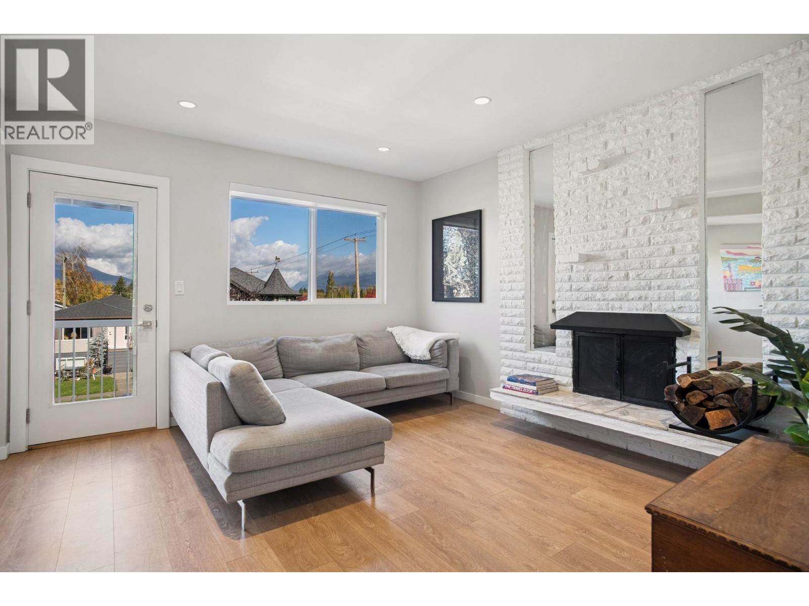 2790 Napier St, Vancouver, BC V5K 2W8