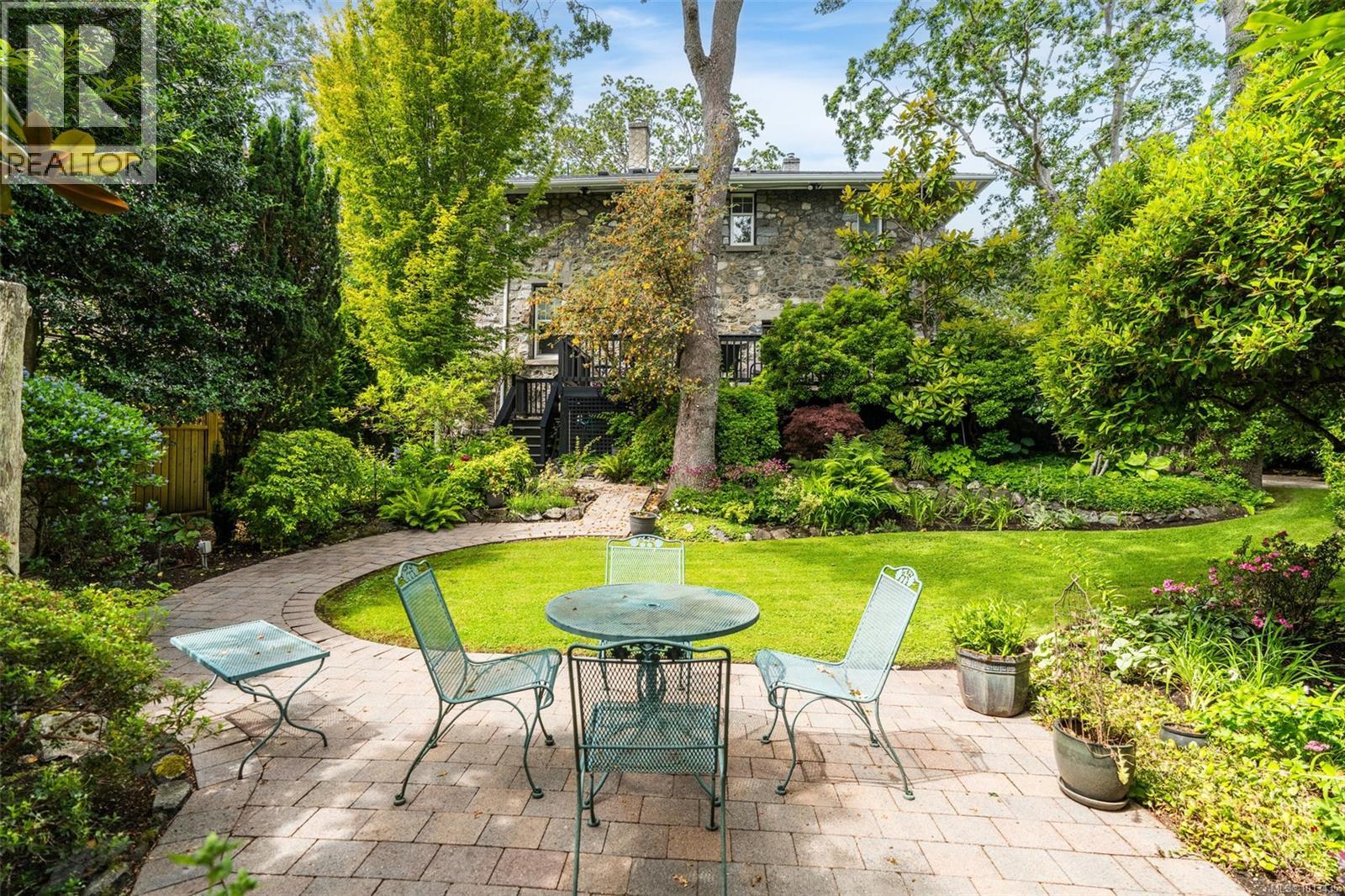 2088 Falkland Pl, Oak Bay, BC V8S 4M5