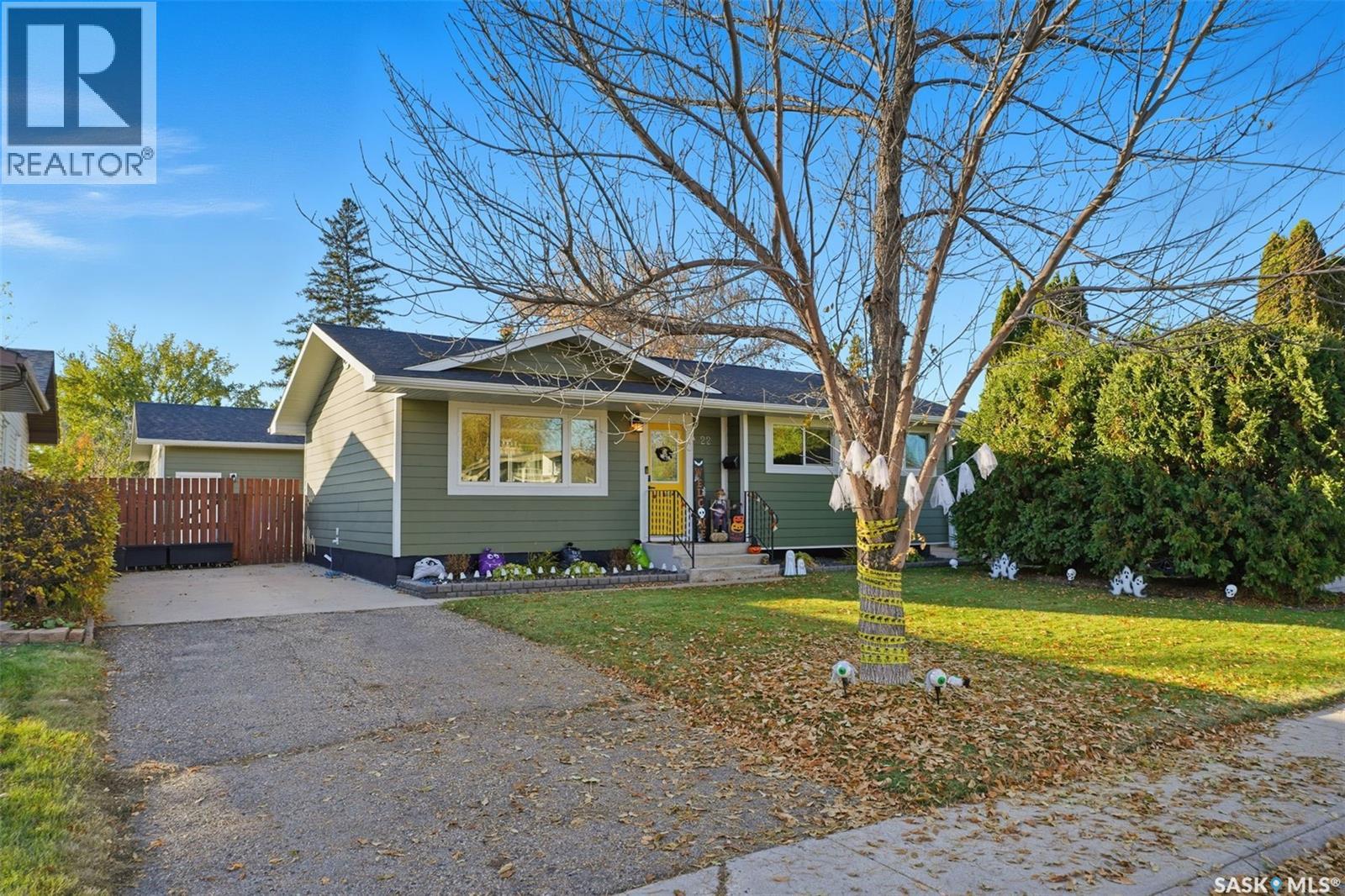 22 Middleton Cres, Saskatoon, SK S7J 2W4