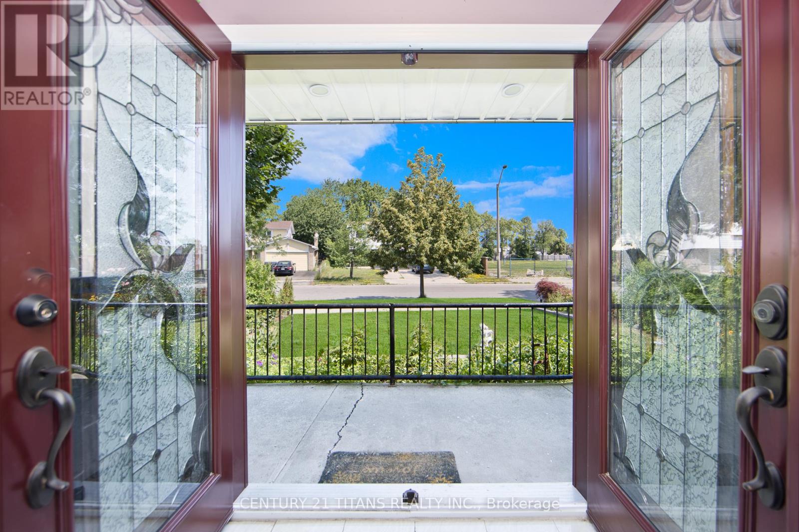 7606 Netherwood Rd, Mississauga, ON L4T 2P1