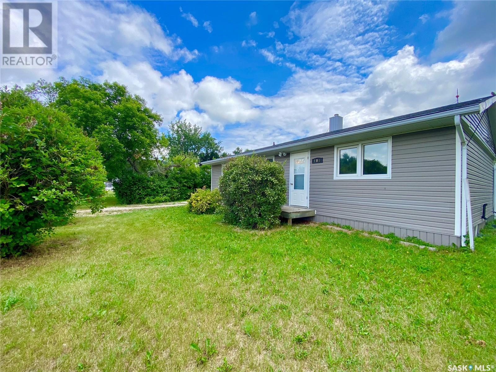 106 Main St, Midale, SK S0C 1S0