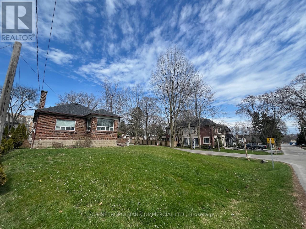 1403 Orchard Hill Rd, Mississauga, ON L5E 2R6