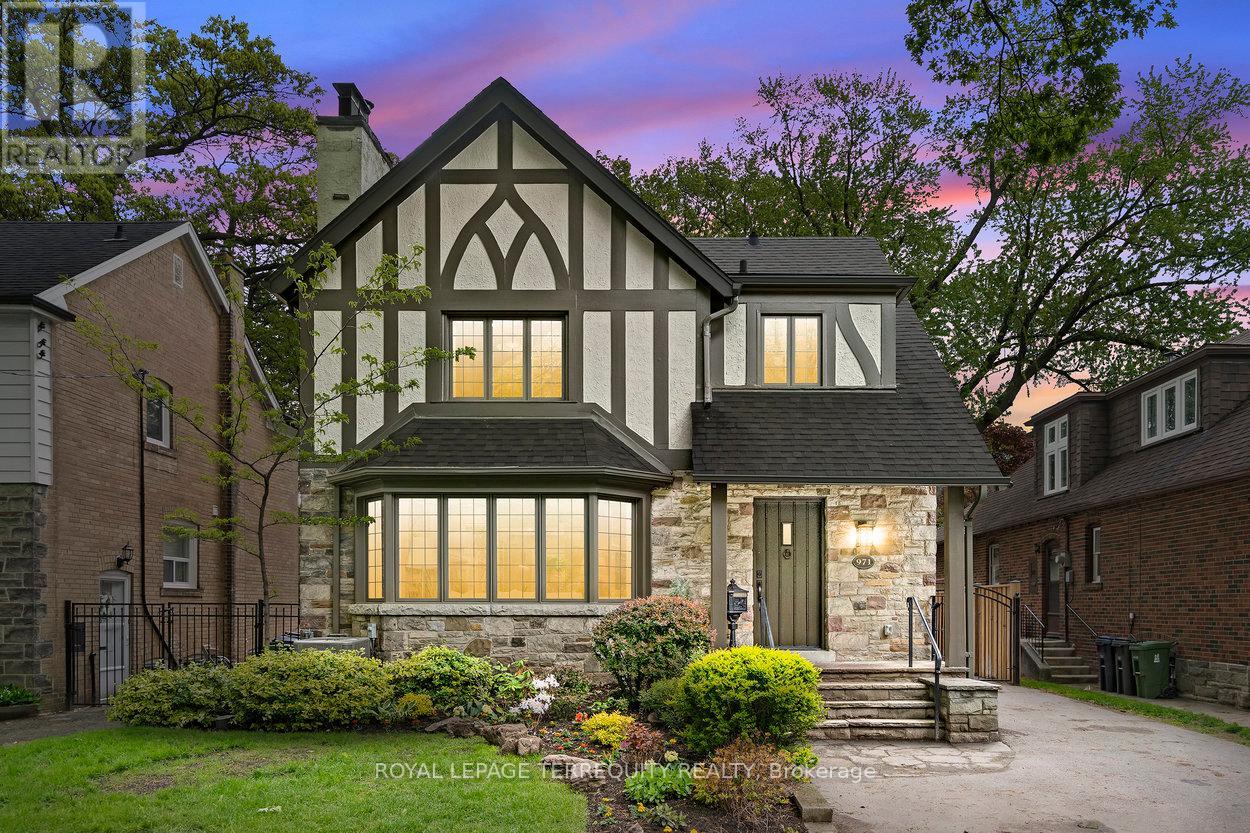971 Royal York Rd, Toronto, ON M8X 2E8
