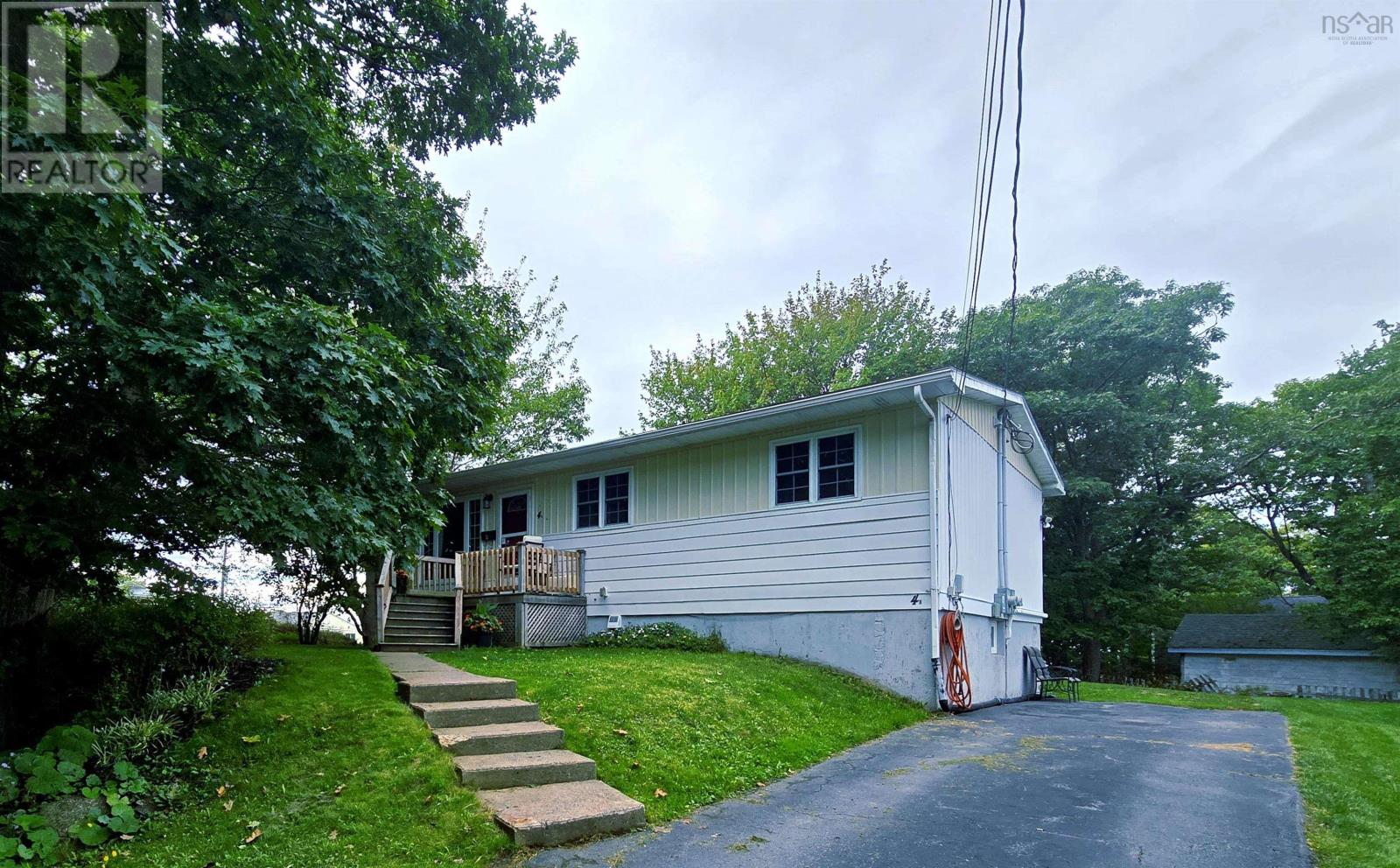 4 Ida St, Halifax, NS B3P 1W9