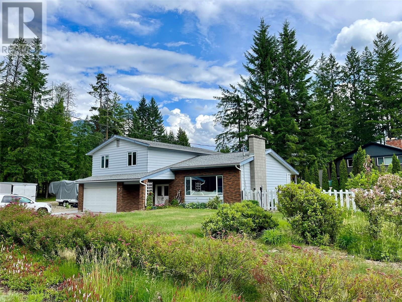 609 10 Avenue Northwest, Nakusp, BC V0G 1R0