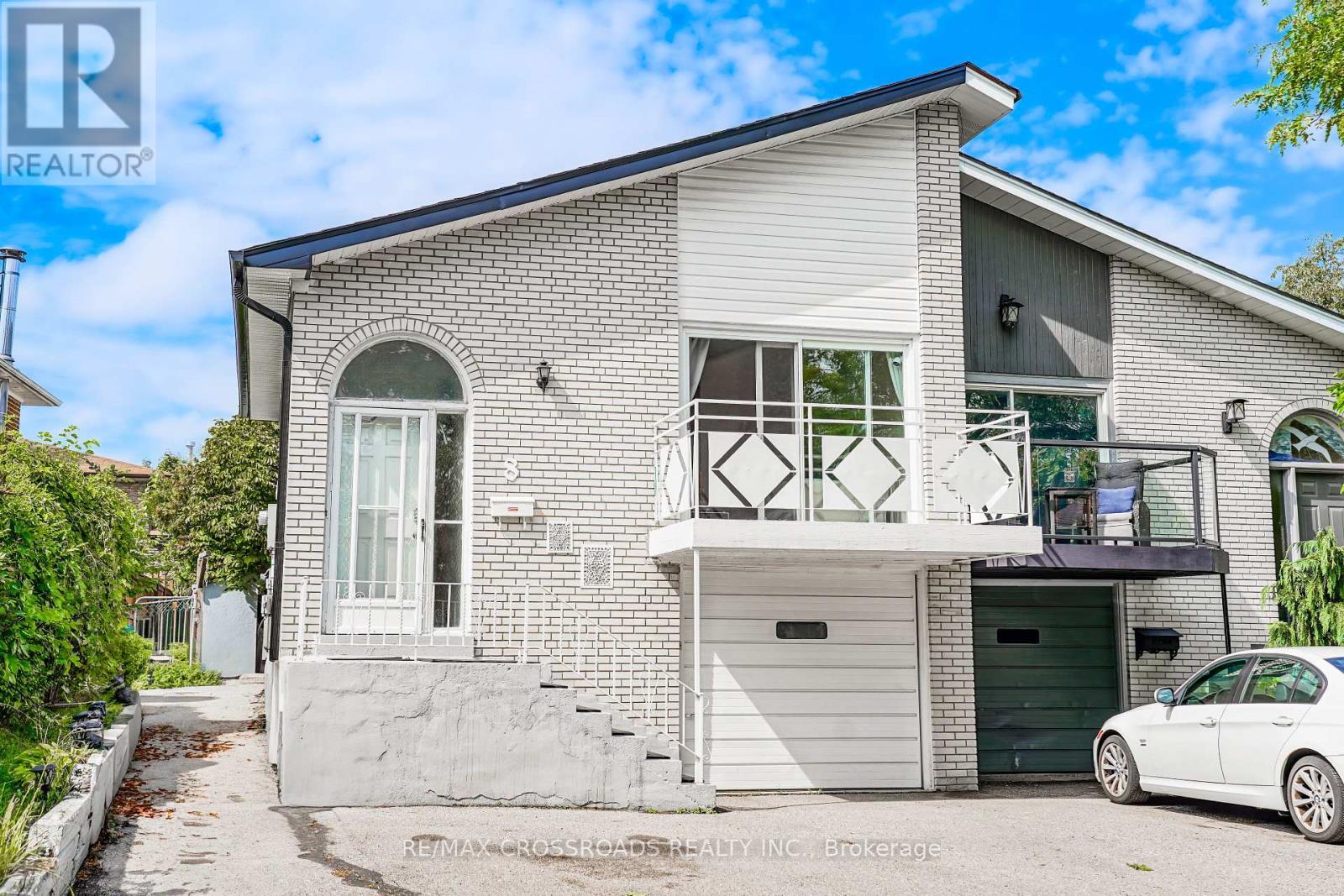 8 Topaz Gate, Toronto, ON M2M 2Z7