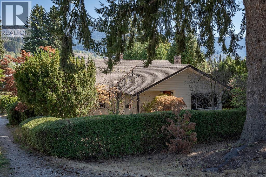205 6 Avenue, Castlegar, BC V1N 1T1