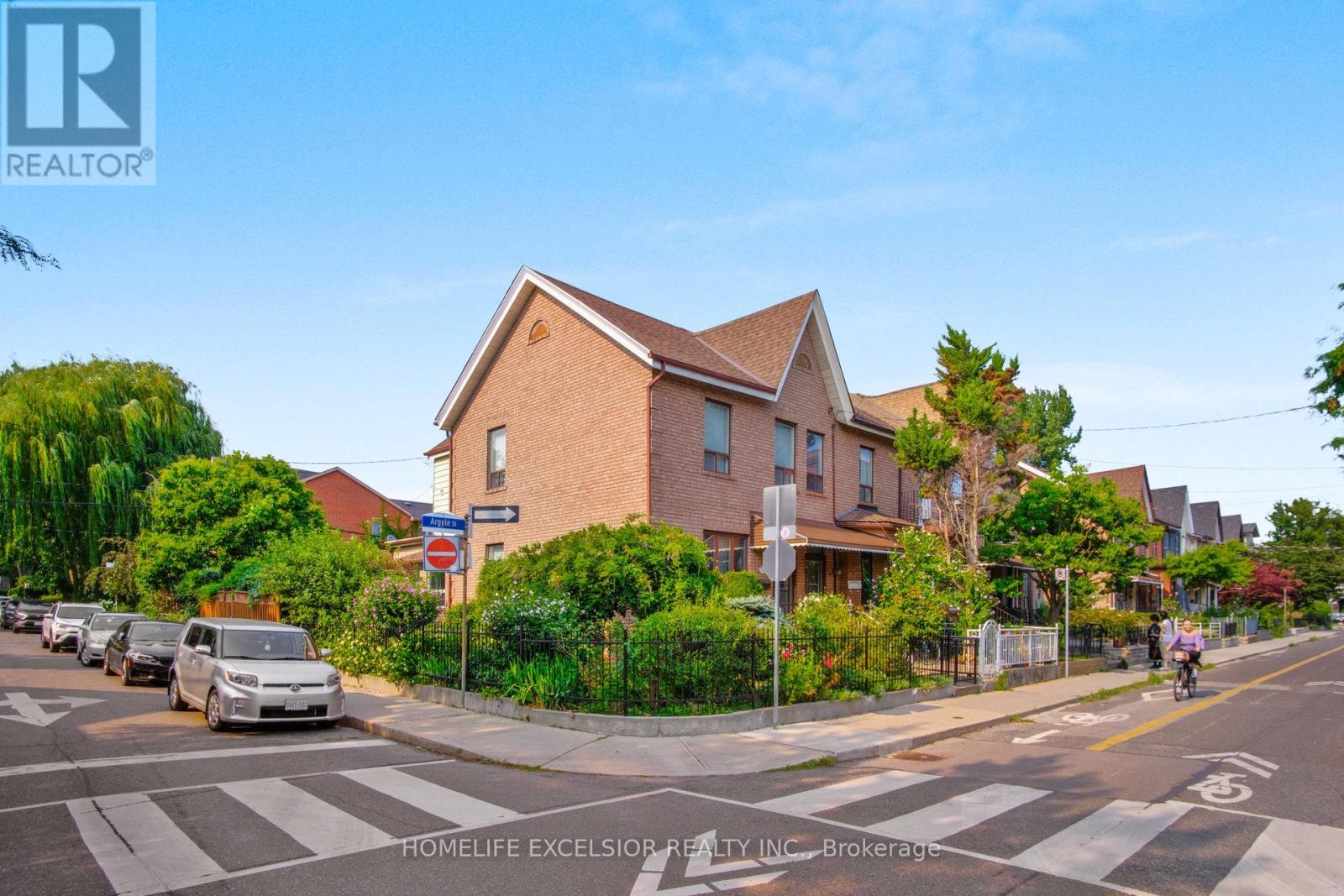 32 Argyle St, Toronto, ON M6J 1N4