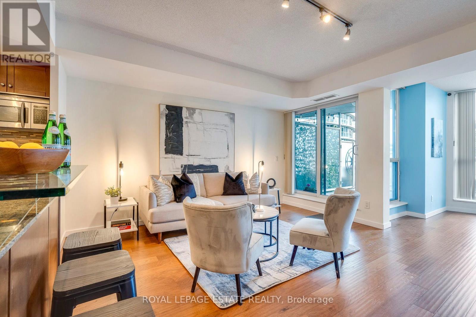 402 218 Queens Quay W, Toronto, ON M5J 2Y6