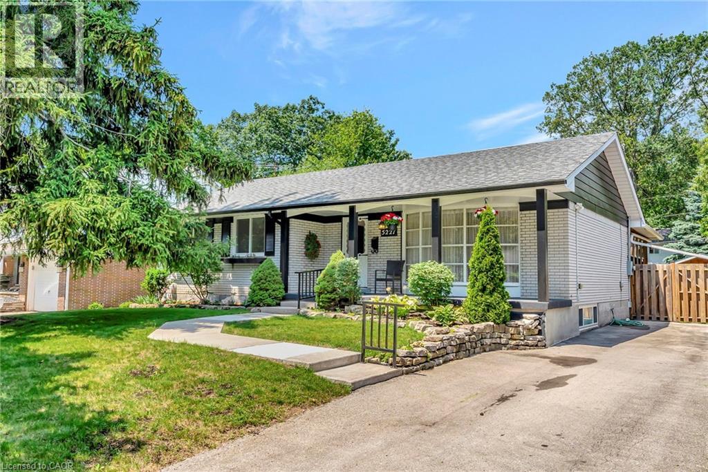 5227 Mulberry Dr, Burlington, ON L7L 3P6