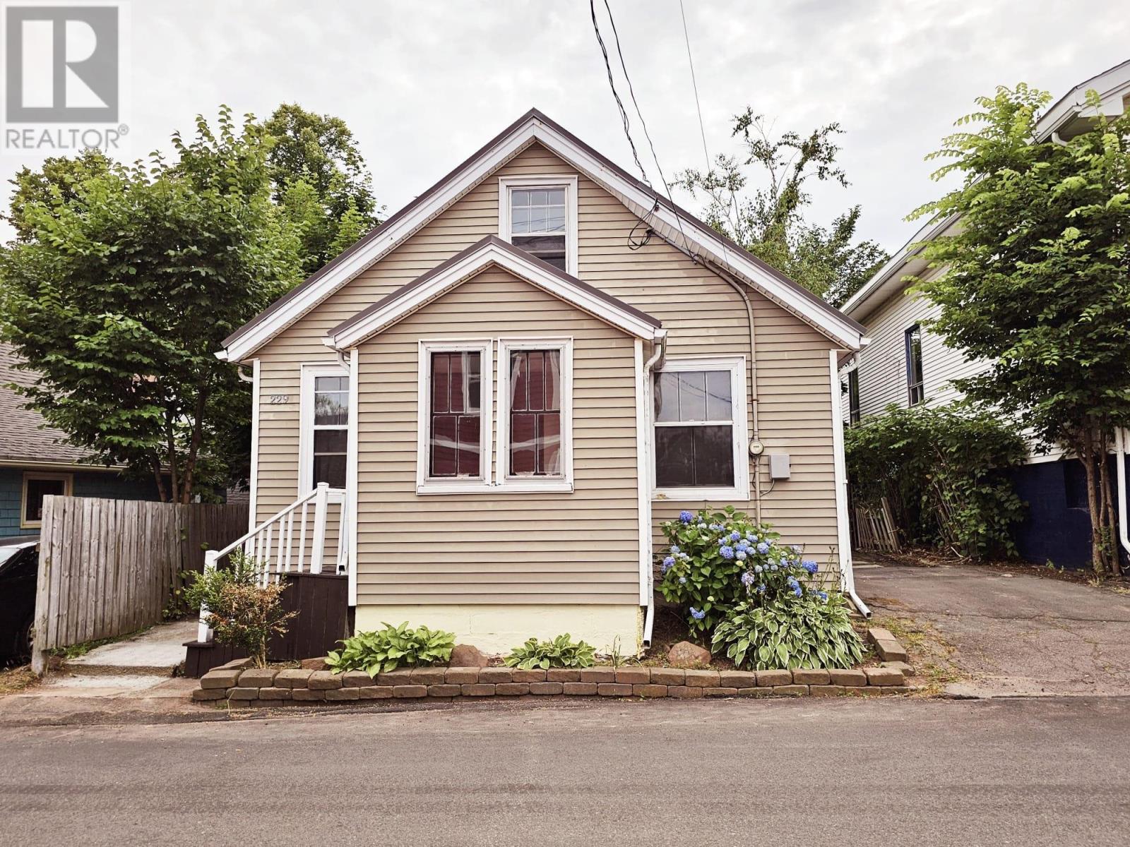 229 Cumberland St, Charlottetown, PE C1A 5C8