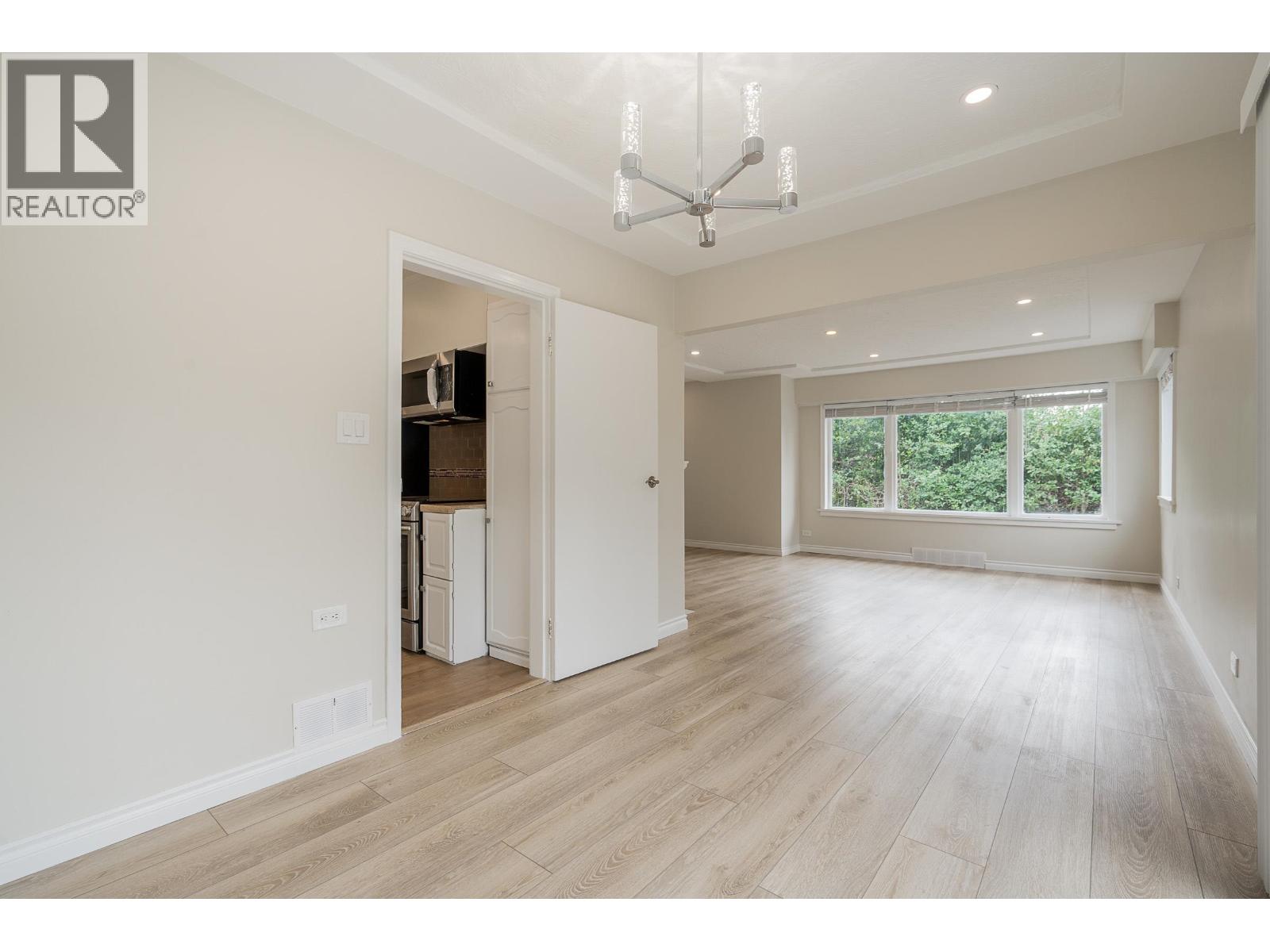 1819 Inglewood Ave, West Vancouver, BC V7V 1Y8
