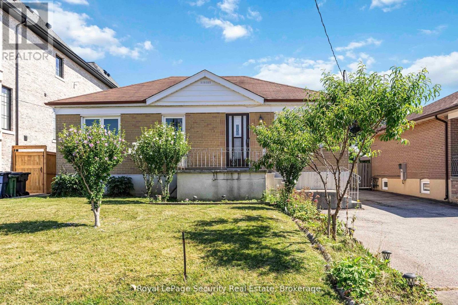 405 Rustic Rd, Toronto, ON M6L 1W8